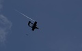 フィリピン南部マラウィ市内のイスラム過激派の拠点を空爆するOV10ブロンコ軽攻撃機（2017年6月9日撮影）。(c)AFP/NOEL CELIS