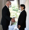 東京都内の皇居・御所で、ジョー・バイデン米大統領（左）を出迎えられる天皇陛下（2022年5月23日撮影）。(c) SAUL LOEB / POOL / AFP