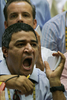 2008年1月23日、ブラジル・サンパウロ（Sao Paulo）のブラジル商品先物取引所（Brazilian Mercantile &amp; Futures Exchange、BM&amp;F）で取引を行うトレーダー。(c)AFP/Mauricio LIMA