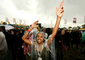 2007年6月22日、サマセット（Somerset）のピルトン（Pilton）で開催されている「グラストンベリー・フェスティバル（Glastonbury Festival）」で雨の中踊る来場者。(c)AFP/CARL DE SOUZA