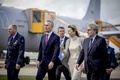 オランダ・アイントホーフェンの空軍基地を訪れた北大西洋条約機構（NATO）のイエンス・ストルテンベルグ事務総長（左から2人目、2023年3月23日撮影）。(c)Robin van Lonkhuijsen / ANP / AFP