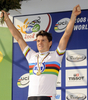 2008UCIロード世界選手権エリート男子タイムトライアルの表彰式に臨むベアト・グラブシュ。（2008年9月25日撮影）(c)AFP/DAMIEN MEYER
