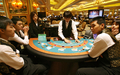 2007年8月27日、マカオ（Macau）のカジノ、ベネチアン・リゾート（Venetian Resort）で賭博台の最終チェックを行う従業員たち。(c)AFP/MIKE CLARKE
