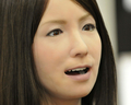 大阪大学（Osaka University）の研究グループとロボットメーカーのココロ（Kokoro）が共同開発した女性型ロボット「ジェミノイドＦ（Geminoid-F）」（2010年4月3日撮影）。(c)AFP/Yoshikazu TSUNO