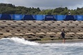 東京五輪のサーフィン会場、釣ヶ崎海岸サーフィンビーチで練習に臨む米国のジョン・ジョン・フローレンス（2021年7月23日撮影）。(c)Olivier MORIN / AFP