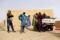 アフリカ・マリ北東部キダル（Kidal）の本部前に集まったトゥアレグ（Tuareg）人反政府勢力「アザワド解放国民運動（National Movement for the Liberation of Azawad、MNLA）」のメンバー（2013年7月27日撮影、資料写真）。(c)AFP/KENZO TRIBOUILLARD