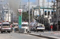 ソマリアの首都モガディシオで、自動車爆弾攻撃で破壊された建物と集まった救急車 （2022年10月29日撮影）。(c)Hassan Ali ELMI / AFP