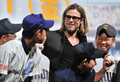 ブラット・ピット（Brad Pitt）主演の新作映画『マネー・ボール（Moneyball）』のジャパンプレミアが9日、都内で開催され、来日中のピットがアンジェリーナ・ジョリー（Angelina Jolie）とともに登場した。同作品は11日から全国ロードショーとなる。写真は、被災地から招待した野球少年たちと言葉を交わすピット（2011年11月9日撮影）。(c)AFP/KAZUHIRO NOGI