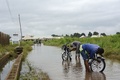 ナイジェリア南東部ベヌエ州の州都マクルディで、豪雨による洪水で冠水した道路でオートバイを点検する人たち（2017年9月1日撮影）。(c)AFP/Lemmy IJIOMA