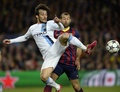 サッカー欧州チャンピオンズリーグ2013-14（UEFA Champions League 2013-14）決勝トーナメント1回戦第2戦、FCバルセロナ（FC Barcelona）対マンチェスター・シティ（Manchester City）。FCバルセロナのハビエル・マスケラーノ（Javier Mascherano、奥）とボールを競るマンチェスター・シティのダビド・シルバ（David Silva、2014年3月12日撮影）。(c)AFP/LLUIS GENE