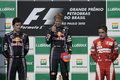 10F1第18戦、ブラジルGP決勝。表彰台に立つ（左から）2位のマーク・ウェーバー（レッドブル）、優勝したセバスチャン・ベッテル（レッドブル）、フェルナンド・アロンソ（フェラーリ）。（2010年11月7日撮影）(c)AFP/MAURICIO LIMA