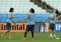 サッカーW杯ブラジル大会（2014 World Cup）グループDのイングランド戦を控え、アレーナ・デ・サンパウロ（Arena de Sao Paulo）で調整を行うウルグアイのエディンソン・カヴァーニ（Edinson Cavani、左）とルイス・スアレス（Luis Suarez、右、2014年6月18日撮影）。(c)AFP/DANIEL GARCIA