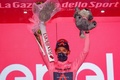 ジロ・デ・イタリア、第9ステージ（カステルディサングロ～カンポフェリーチェ、158キロメートル）。表彰式でステージ優勝と総合首位奪取を喜ぶイネオス・グレナディアーズのエガン・ベルナル（2021年5月16日撮影）。(c)Luca Bettini / AFP