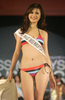 2009年ミス・ユニバース（Miss Universe）のマレーシア代表最終選考会が30日、クアラルンプール（Kuala Lumpur）で開催され、Joanne Belle Ng Li Vunさんが代表に選ばれた。Joanne Belle Ng Li Vunさんは8月にバハマ（Bahamas）で開催される世界大会に出場する。写真は、最終選考会中のJoanne Belle Ng Li Vunさん（2009年5月30日撮影）。(c)AFP/KAMARUL AKHIR