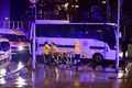 トルコ・イスタンブールで、襲撃されたナイトクラブに駆け付けた救急隊員ら（2017年1月1日撮影）。(c)AFP/YASIN AKGUL