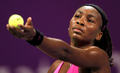 女子テニス、ソニー・エリクソン・チャンピオンシップ（%%Sony Ericsson Championships - Doha 2009%%）シングルス準決勝。大会第7シードのヴィーナス・ウィリアムス（%%Venus Williams%%、米国）は、大会第8シードのエレナ・ヤンコビッチ（%%Jelena Jankovic%%、セルビア）と対戦。ヴィーナスは5-7、6-3、6-4で勝利し、決勝に進出した。写真はサーブトスを上げるヴィーナス・ウィリアムス。（2009年10月31日撮影）(c)AFP/KARIM JAAFAR