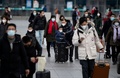 中国・北京の鉄道駅に到着したマスク姿の利用客（2020年2月1日撮影）。(c)NOEL CELIS / AFP
