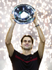 男子テニス、ABNアムロ世界テニストーナメント（ABN AMRO World Tennis Tournament 2012）シングルス決勝。表彰式でトロフィーを掲げるロジャー・フェデラー（Roger Federer、2012年2月19日撮影）。(c)AFP/ANP/KOEN SUYK