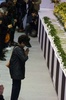 韓国・安山（Ansan）市の体育館に設置された旅客船セウォル（Sewol）号の犠牲者を追悼する献花台を訪れた人々（2014年4月23日撮影）。(c)AFP/KIM DOO-HO