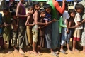 バングラデシュ・クトゥパロンの難民キャンプで、救援物資受け取りのため列をつくるロヒンギャ難民の子どもたち（2017年9月22日撮影）。(c)AFP/DOMINIQUE FAGET