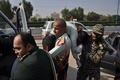 武装集団による軍事パレード襲撃が起きたイラン南西部アフワズで、負傷兵を搬送する兵士（2018年9月22日撮影）。(c)AFP/Shayan HAJI NAJAF