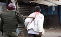 ケニアの首都ナイロビ（Nairobi）市内のダンドラ（Dandora）地区で暴動後、警察に拘束される非合法集団「ムンギキ（Mungiki）」のメンバー（2008年4月14日撮影）。(c)AFP