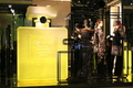 東京・銀座の「シャネル銀座（CHANEL）」5周年を記念して店内にディスプレイされたオートクチュールコレクションのドレス（2009年12月4日撮影）。(c)MODE PRESS