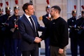 仏パリの大統領府でエマニュエル・マクロン大統領（左）の出迎えを受けるウクライナのウォロディミル・ゼレンスキー大統領（2023年5月14日撮影）。(c)Ludovic MARIN / AFP