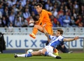 13-14スペイン1部リーグ第32節、レアル・ソシエダ（Real Sociedad）対レアル・マドリード（Real Madrid）。レアル・ソシエダのイニゴ・マルティネス（Inigo Martinez、下）とボールを競るレアル・マドリードのギャレス・ベイル（Gareth Bale、2014年4月5日撮影）。(c)AFP/ANDER GILLENEA