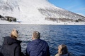 ノルウェー北部ライノヤ島の雪崩現場を船から視察するエミリエ・メール法務・公共安全相（左）とビョルナル・シャーラン漁業・海洋政策相（中央、2023年4月2日撮影）。(c)Terje Pedersen / NTB / AFP