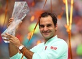 テニス、マイアミ・オープン、男子シングルス決勝。トロフィーを手にするロジャー・フェデラー（2019年3月31日撮影）。(c)Julian Finney/Getty Images/AFP
