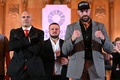 ボクシング、WBA・WBC・WBO世界ヘビー級タイトルマッチへ向けた会見に臨むオレクサンドル・ウシク（左）とタイソン・フューリー（2024年10月23日撮影）。(c)JUSTIN TALLIS / AFP