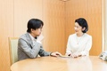 秋篠宮さまと言葉を交わされる紀子さま（右）。東京都港区の秋篠宮邸で。宮内庁提供（2023年8月18日撮影、9月11日公開）。(c)AFP PHOTO / IMPERIAL HOUSEHOLD AGENCY