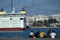 ギリシャのレスボス島からアテネのピレウス港に到着した移民（2015年7月11日撮影）。(c)AFP/LOUISA GOULIAMAKI