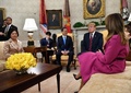 米首都ワシントンにあるホワイトハウスの大統領執務室で、韓国の文在寅大統領（左から3人目）と金正淑夫人（左端）を迎え入れるドナルド・トランプ米大統領（右から2人目）とメラニア・トランプ夫人（右端、2019年4月11日撮影）。(c)Nicholas Kamm / AFP