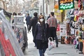 イランの首都テヘランで、マスクを着けて街中を歩く女性（2020年2月24日撮影）。(c)ATTA KENARE / AFP