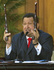 ベネズエラのウゴ・チャベス（Hugo Chavez）大統領は24日、ラテンアメリカの「解放者」として知られるシモン・ボリバル（Simon Bolivar）の誕生日に合わせ、2010年に掘り起こされたボリバルの遺体から得られた遺伝データを基にコンピューターで作成した肖像画を公開した。

写真は首都カラカス（Caracas）で開かれた記念式典で、ボリバルが所有していた銃を公開するチャベス大統領（2012年7月24日撮影）。(c)AFP/JUAN BARRETO