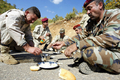 2007年10月23日、トルコ国境近くのKani Masiで食糧を分けるイラクのクルド人民兵組織ペシュメルガ（Peshmerga）。(c)AFP/SAFIN HAMED