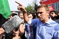 ロシアの首都モスクワで行われたウラジーミル・プーチン大統領に対する無許可の抗議デモで、プーチン氏の支持者に向かって話す野党指導者のアレクセイ・ナワリヌイ氏（2018年5月5日撮影）。(c)AFP PHOTO / Kirill KUDRYAVTSEV
