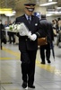 都内地下鉄の駅構内で、地下鉄サリン事件の犠牲者への献花に向かう職員（2014年3月20日撮影）。(c)AFP/TOSHIFUMI KITAMURA
