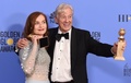 第74回ゴールデン・グローブ賞ドラマ部門で主演女優賞に輝いたイザベル・ユペール（左）と外国語映画賞を受賞した『エル』のポール・ヴァーホーヴェン監督。米カリフォルニア州ビバリーヒルズで（2017年1月8日撮影）。(c)AFP/Getty Images/Kevin Winter