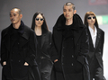 東京・国立代々木競技場で開催されたヨウジヤマモト（Yohji Yamamoto）メンズコレクション「YOHJI YAMAMOTO THE MAN 4.1 2010 TOKYO」（2010年4月1日撮影）。(c)AFP/Yoshikazu TSUNO