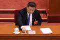 中国・北京の人民大会堂で開かれた全国人民代表大会（全人代）で、香港に国家安全法を導入する提案の採決で投票する習近平国家主席（2020年5月28日撮影）。(c)NICOLAS ASFOURI / AFP