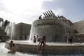 仏パリのトロカデロ広場の噴水で水浴びをする人々（2019年6月28日撮影、資料写真）。(c)Zakaria ABDELKAFI / AFP