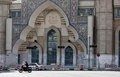イランの首都テヘランで、閉鎖されたモスク（イスラム礼拝所）の入り口（2020年3月13日撮影）。(c)STR / AFP