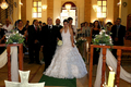 2007年7月22日、レバノン南部マルジャユン（Marjayoun）の教会で結婚式を挙げた国連レバノン暫定軍（UNIFIL）のスペイン人兵士Juan Antonio Cerrano Alvarezさんとレバノン人のDunia Atallahさん。(c)AFP/Ali Dia