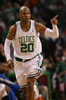 08-09NBA東カンファレンスプレーオフ準決勝、ボストン・セルティックス（%%Boston Celtics%%）対オーランド・マジック（%%Orlando Magic%%）第2戦。試合はセルティックスが112-94でマジックを下し、対戦戦績を1勝1敗の五分に戻した。昨季王者のセルティックスは、エディー・ハウス（%%Eddie House%%）が14本中11本のシュートを決めるなどで31得点、ローハン・ロンド（%%Rajon Rondo%%）が15得点、18アシスト、11リバウンドでトリプルダブルを記録し、対戦戦績を五分とした。写真はスリーポイントショットを決めて歓喜するセルティックスのレイ・アレン（%%Ray Allen%%）。（2009年5月6日撮影）(c)AFP/Getty Images/Elsa