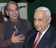 イスラエルの俳優ハイム・トポルさん（左）と故アリエル・シャロン首相（2001年1月14日撮影、資料写真）。(c)SVEN NACKSTRAND / AFP