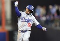 24MLB、ナ・リーグ優勝決定シリーズ（7回戦制）、ニューヨーク・メッツ対ロサンゼルス・ドジャース。6回に2点本塁打を放ち喜ぶロサンゼルス・ドジャースのムーキー・ベッツ（2024年10月17日撮影）。(c)Sarah Stier/Getty Images/AFP