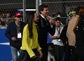 23F1第22戦ラスベガスGP決勝。会場を訪れ、メルセデスAMGのトト・ヴォルフ代表（中央右）と言葉を交わす米DJのスティーブ・アオキ（中央左、2023年11月18日撮影）。(c)ANGELA WEISS / AFP